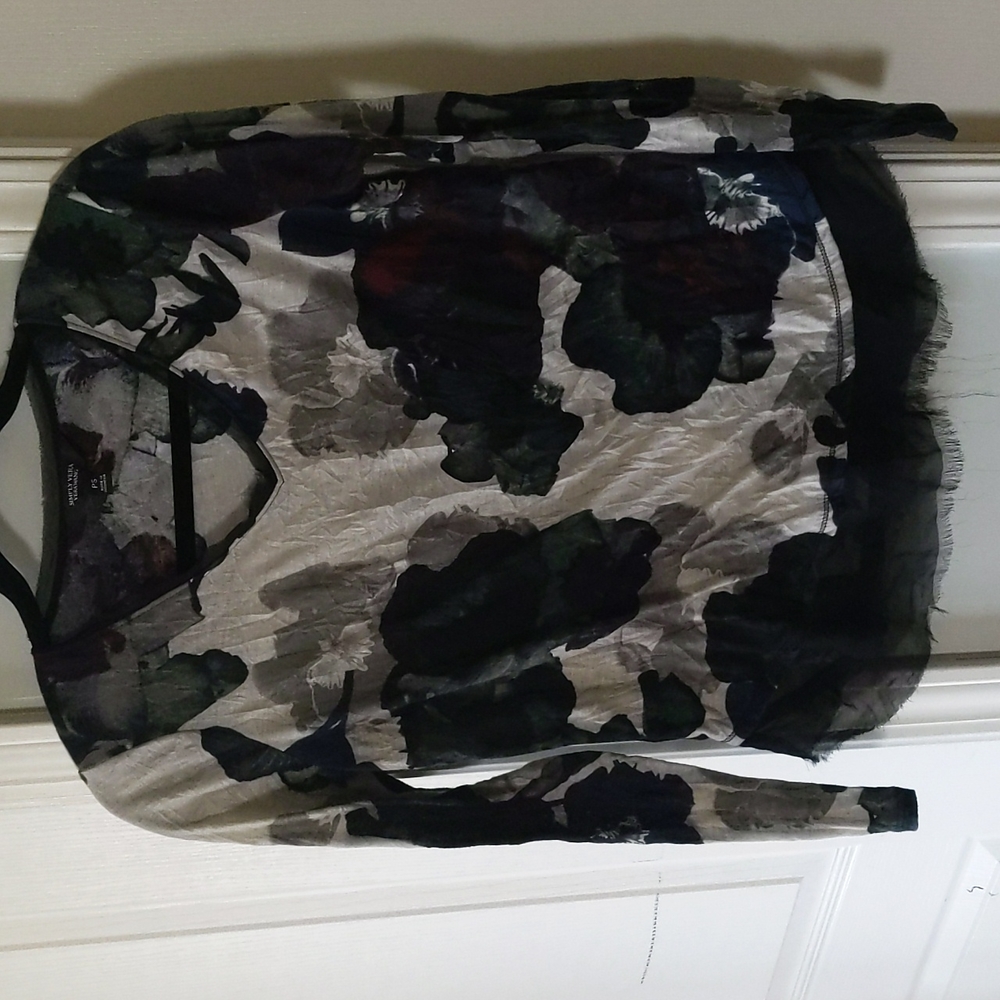 Simply Vera v-neck, multi-color top